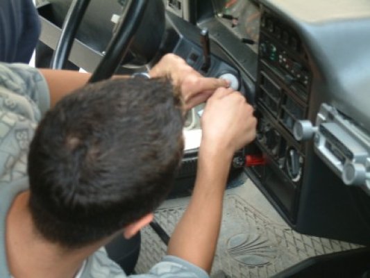Tânărul care a spart patru Dacii pe strada Ardealului, în arest la domiciliu